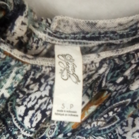 FREE PEOPLE  Peek-a-boo Shoulders and bell SLEEVES - Picture 3 of 5